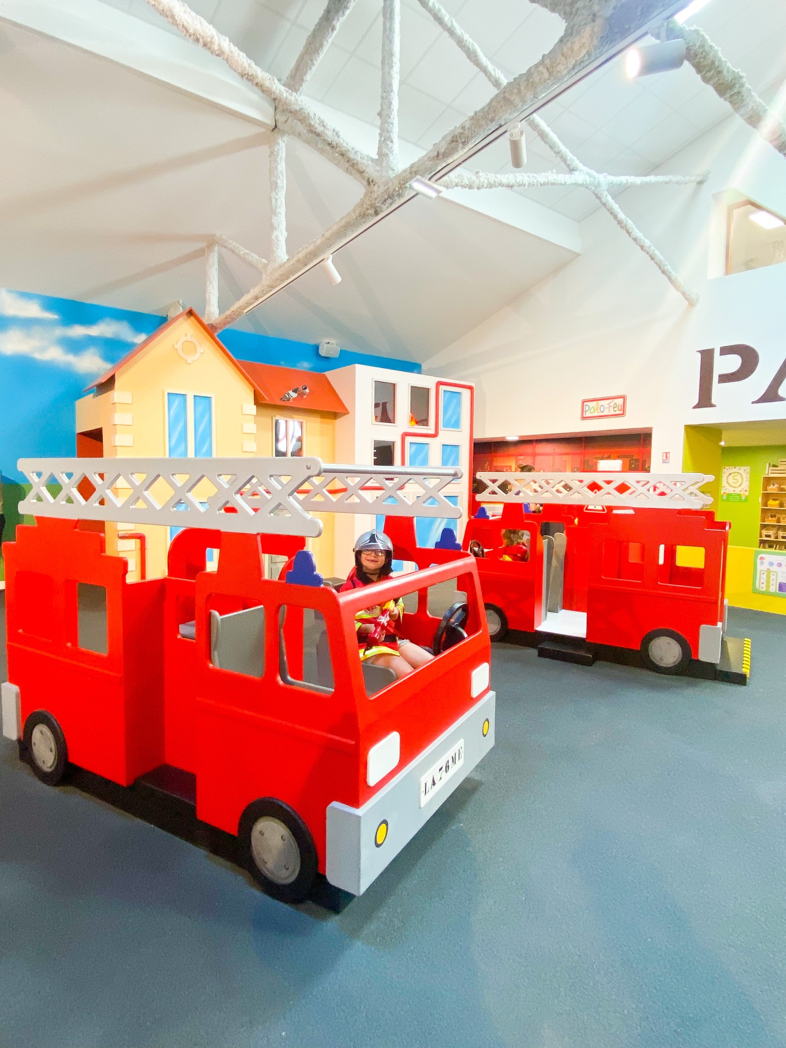 palomano-city-une-mini-ville-o-les-enfants-peuvent-exercer-leurs